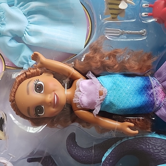 Disney’s The Little Mermaid Ariel, Ursula & Eric 6" Petite Doll Gift Set - Picture 8 of 12